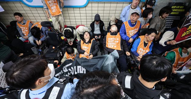 출근길 선전전 하는 전장연