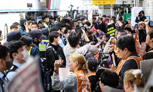 전장연 선전전으로 혼잡한 혜화역