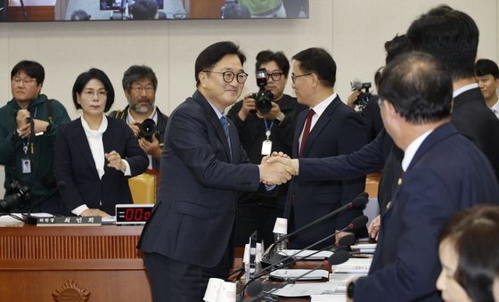 [국감]과방위원 격려하는 우원식 국회의장