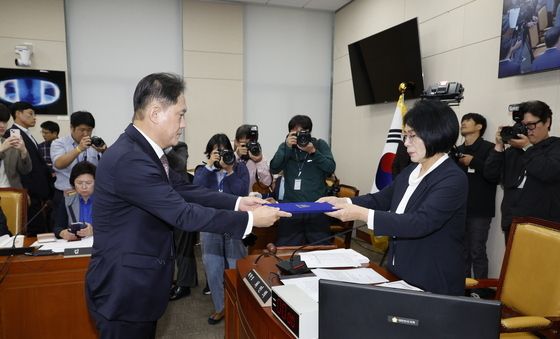 [국감]과방위원장에게 선서문 전달하는 김태규 직무대행