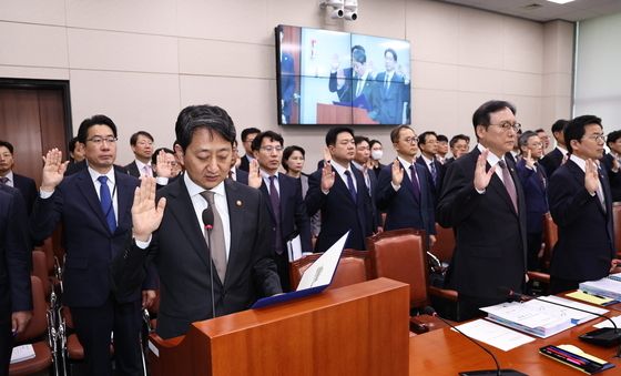 [국감]산업부 국정감사에서 선서하는 안덕근 장관