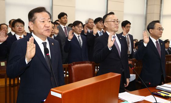 [국감] 선서하는 이상민 행안부 장관