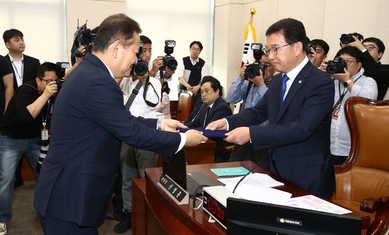 [국감]선서문 제출하는 이상민 장관