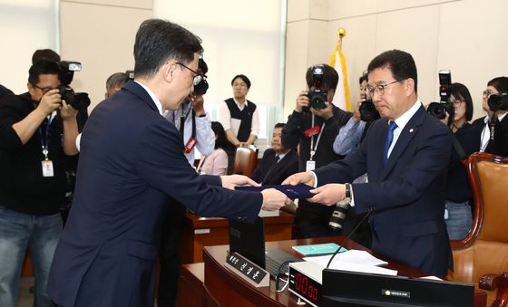 [국감]선서문 제출하는 연원정 인사혁신처장