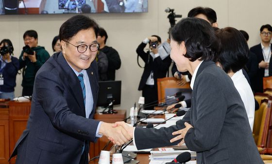 [국감]과방위원 격려하는 우원식 의장