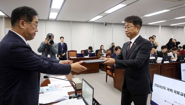 [국감]증인 선서문 제출하는 박상우 국토부 장관