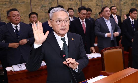 [국감]국정감사 선서하는 유인촌 문체부 장관