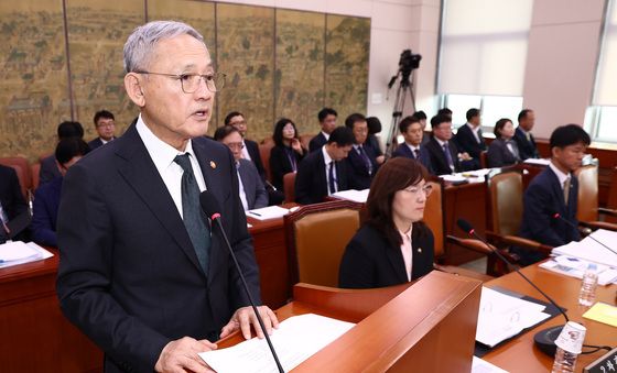 [국감]국정감사서 인사말 하는 유인촌 문체부 장관