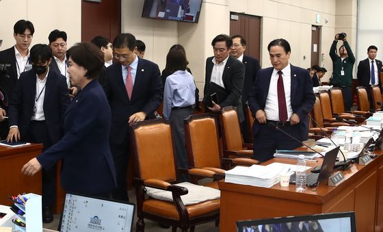 [국감]'동행명령장 발부에 항의하며'