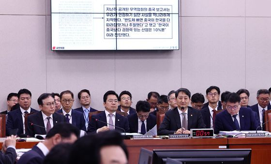 [국감]반도체 관련 질의 듣는 산업부 장·차관