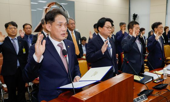 [국감]선서하는 김태규 직무대행