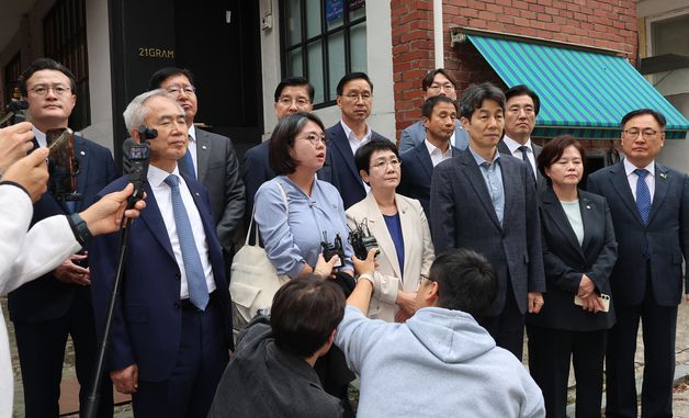 [국감]'대통령 관저 공사 의혹' 21그램 사무실 방문한 행안위