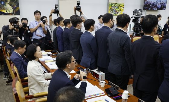 [국감]방통위 파견 경찰 검사 바라보는 이진숙 위원장