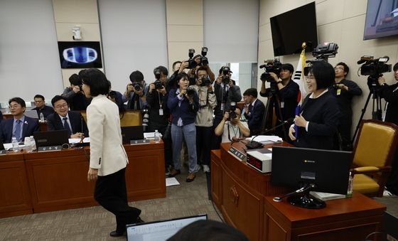 [국감]인사 없이 자리로 향하는 이진숙 위원장