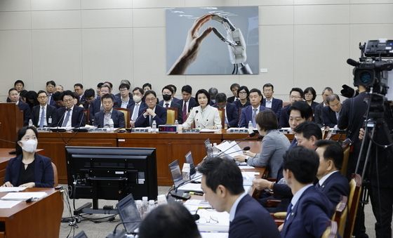 [국감]'직무정지' 이진숙 방통위원장, 국정감사 출석