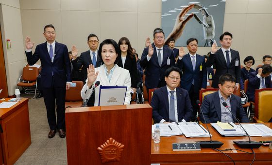 [국감]선서하는 이진숙