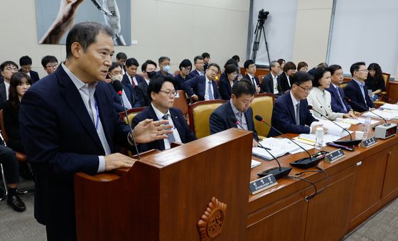 [국감]답변하는 최철호 이사장