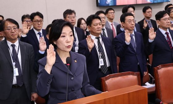 [국감]선서하는 오영주 중소벤처기업부 장관