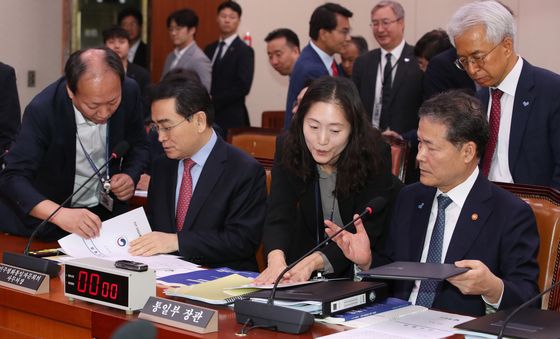 [국감]답변 준비하는 김영호 장관과 태영호 사무처장