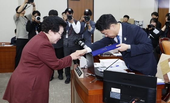 [국감]선서문 제출하는 이배용 위원장