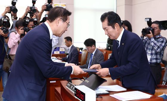 [국감] 선서문 제출하는 박성재 법무장관