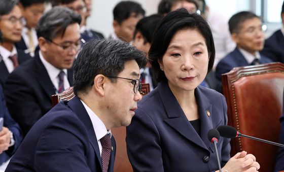 [국감]대화하는 오영주 장관과 김성섭 차관