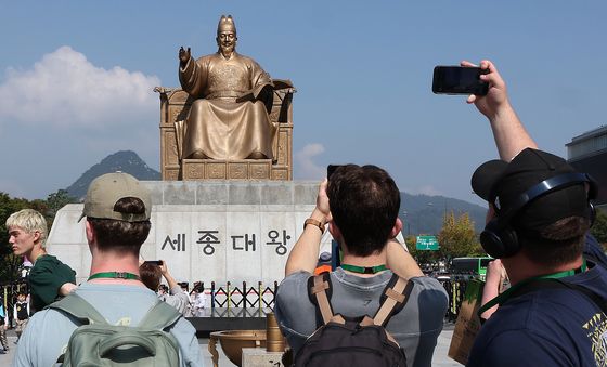 외국인 관광객들도 '세종대왕을 담아요'