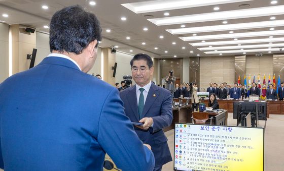 [국감]선서문 제출하는 김용현 국방부 장관