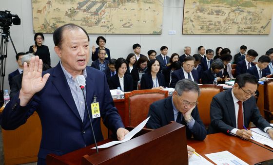 [국감]선서하는 김경회 전 국교위 전문위원