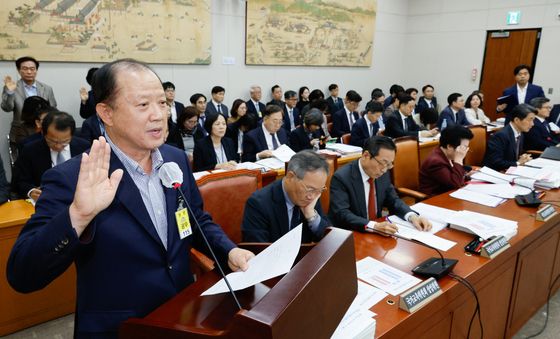 [국감]선서하는 김경회 전 국교위 전문위원