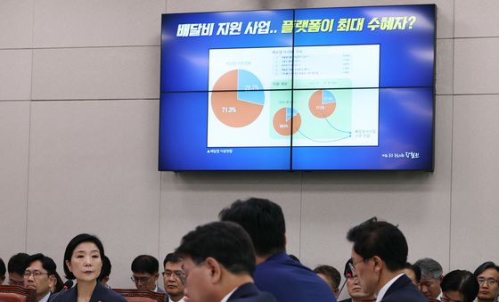 [국감]배달비 지원 사업 관련 질의 듣는 오영주 장관