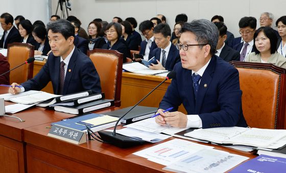 [국감]질의에 답하는 오석환 교육차관