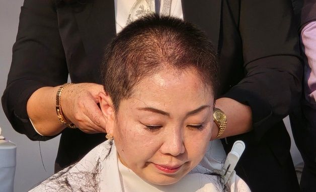 눈 감고 삭발하는 홍나영 세종시의원…국민의힘 모두 삭발