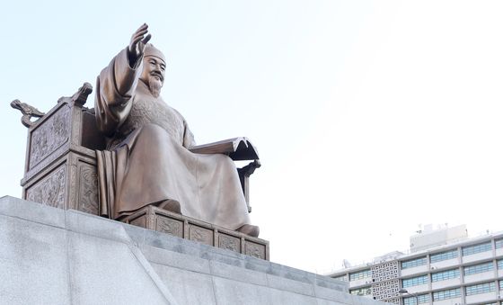 한글날 맞아 세종대왕 동상 헌화하는 유인촌 장관