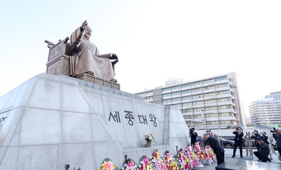 한글날 헌화하는 유인촌 장관