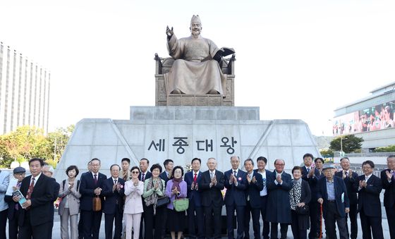 한글날 세종대왕 동상 헌화 마친 유인촌 문체부 장관