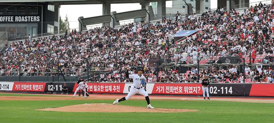 만원 관중 속 역투 펼치는 쿠에바스