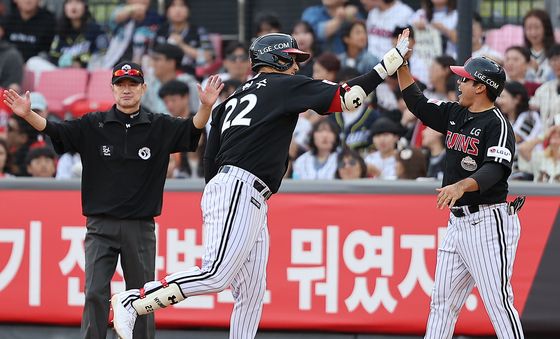 박용근 코치와 기쁨 나누는 김현수