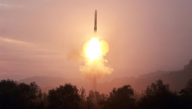 북한, 신형 ICBM '화성-19형' 공개…"최종완결판 ICBM" 주장