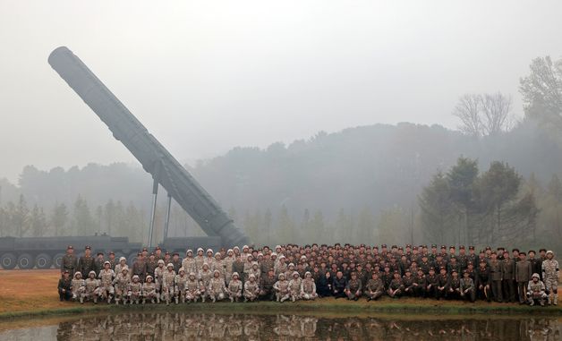 북한 "신형 ICBM '화성-19형 발사…시험발사 성공"