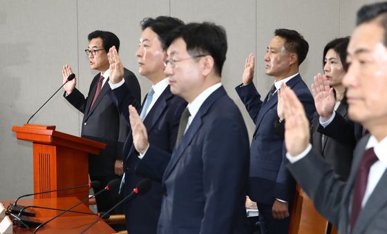 [국감]선서하는 정진석 대통령비서실장