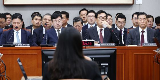 [국감]물 마시는 정진석 비서실장