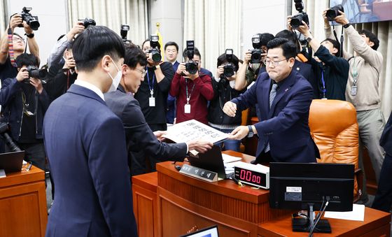 [국감]김건희 여사 동행명령장 전달하는 박찬대 운영위원장