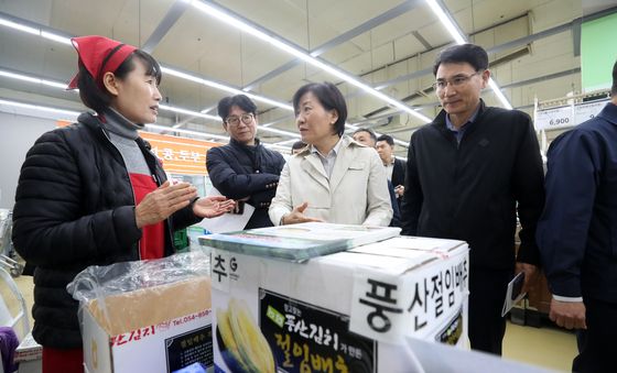 송미령 농식품부 장관 '김장재료 수급상황 현장점검'