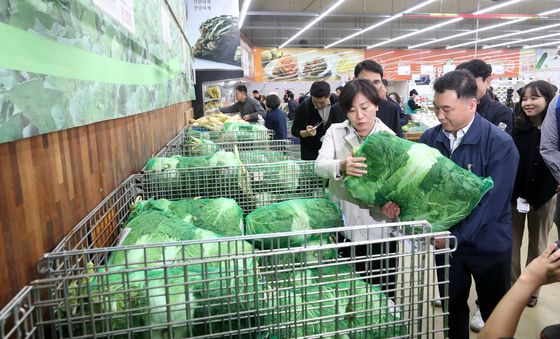 배추 살펴보는 송미령 농식품부 장관