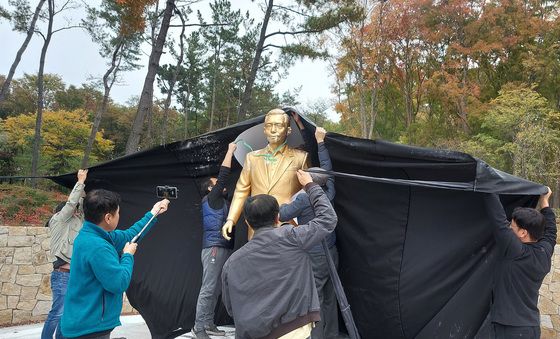 영남대 민주동문회, '박정희 동상 설치 규탄' 기자회견