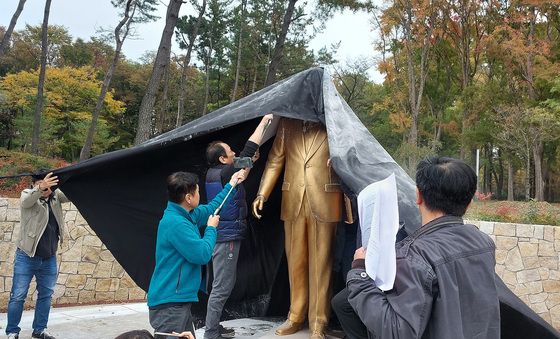 영남대 민주동문회, '박정희 동상 설치 규탄' 기자회견