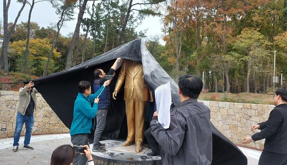 영남대 민주동문회, 박정희 동상에 달걀·밀가루 투척