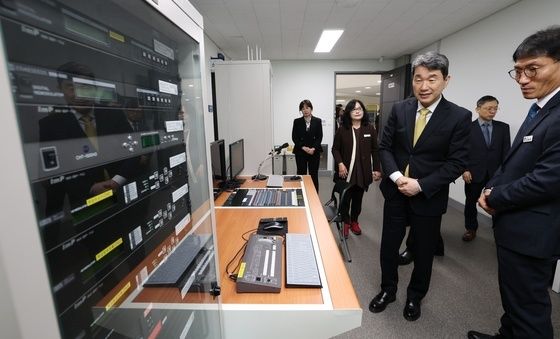 수능 앞두고 시험장 사전점검하는 이주호 부총리