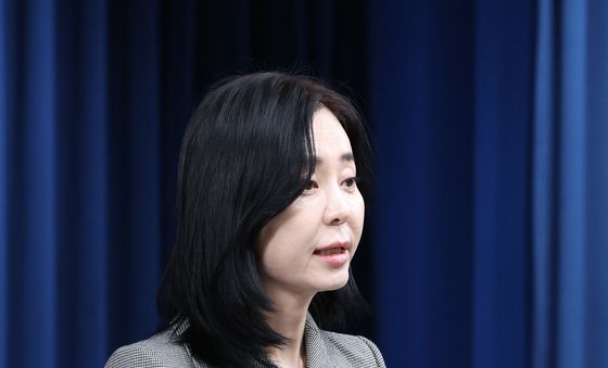 브리핑하는 정혜전 대변인